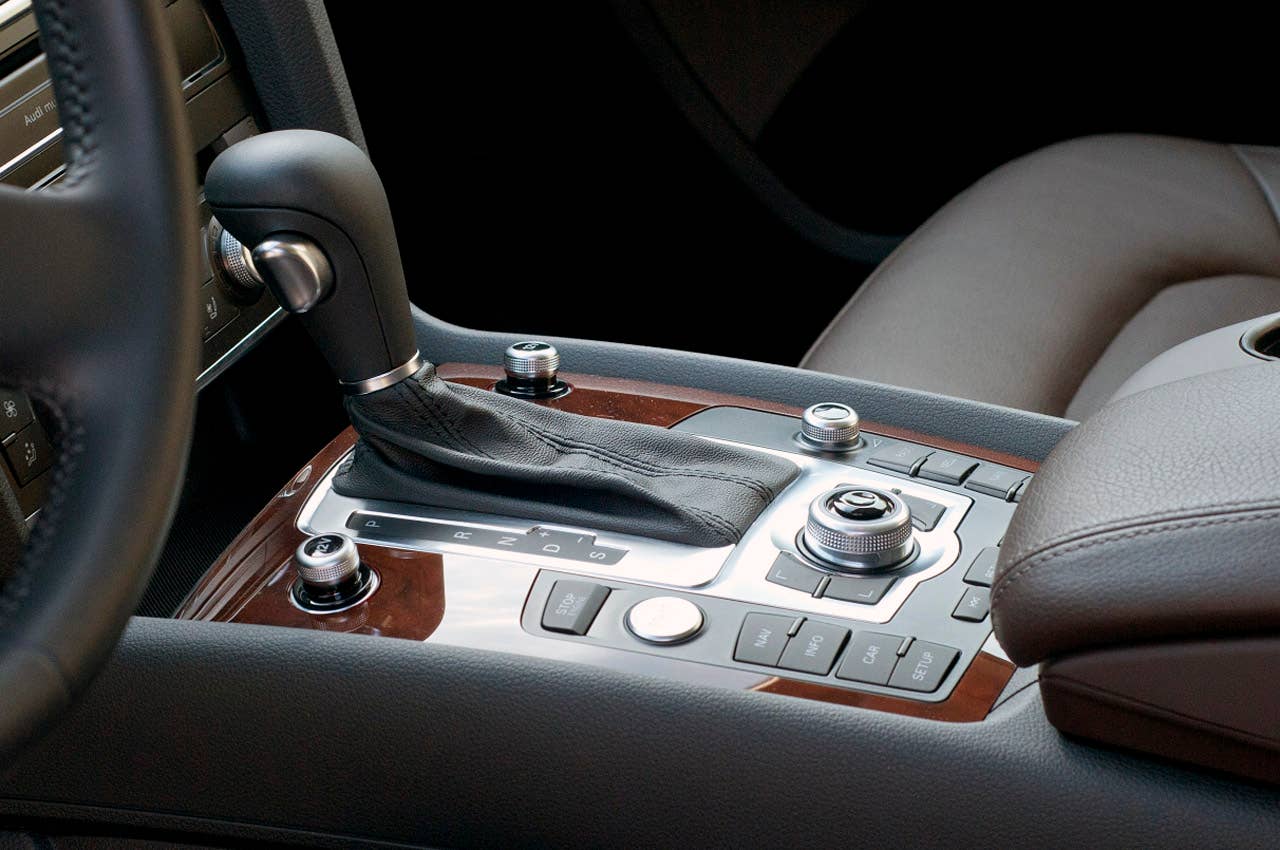 2011 Audi Q7 3.0T S line center console