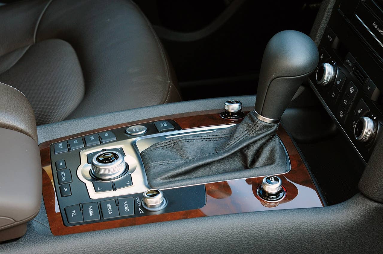2011 Audi Q7 3.0T S line center console