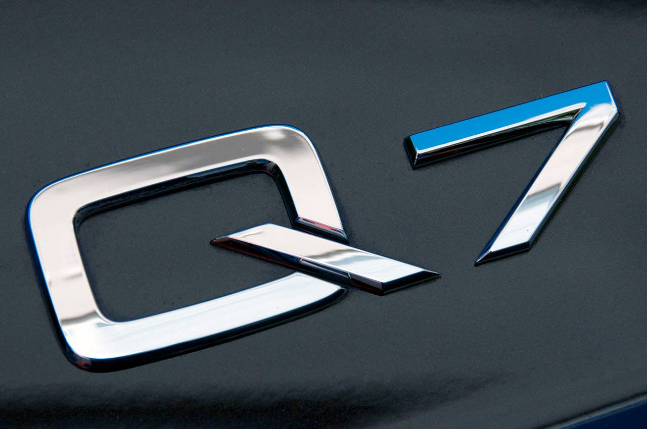 2011 Audi Q7 3.0T S line badge