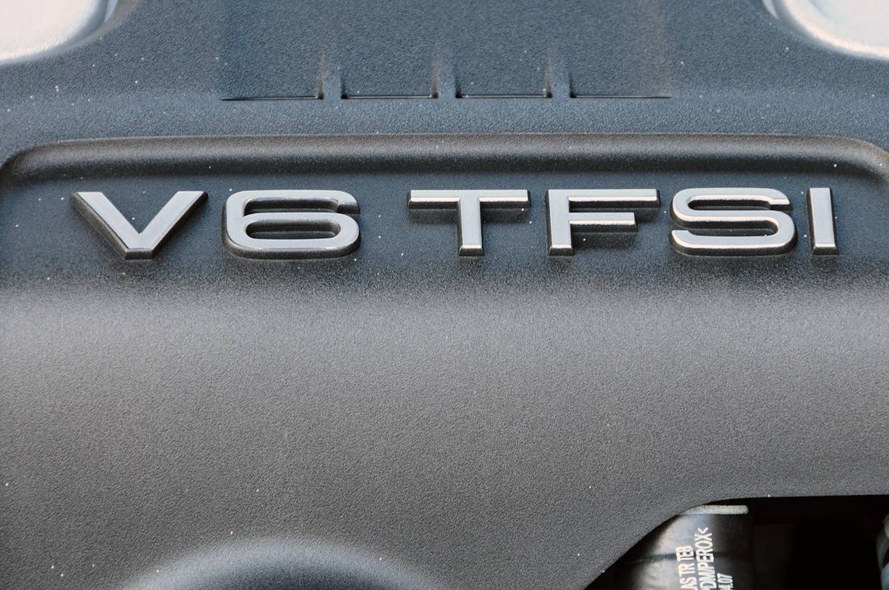 2011 Audi Q7 3.0T S line engine detail