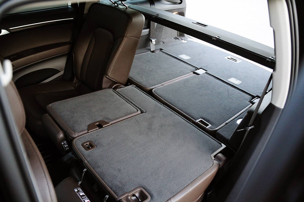 2011 Audi Q7 3.0T S line folded rear seats