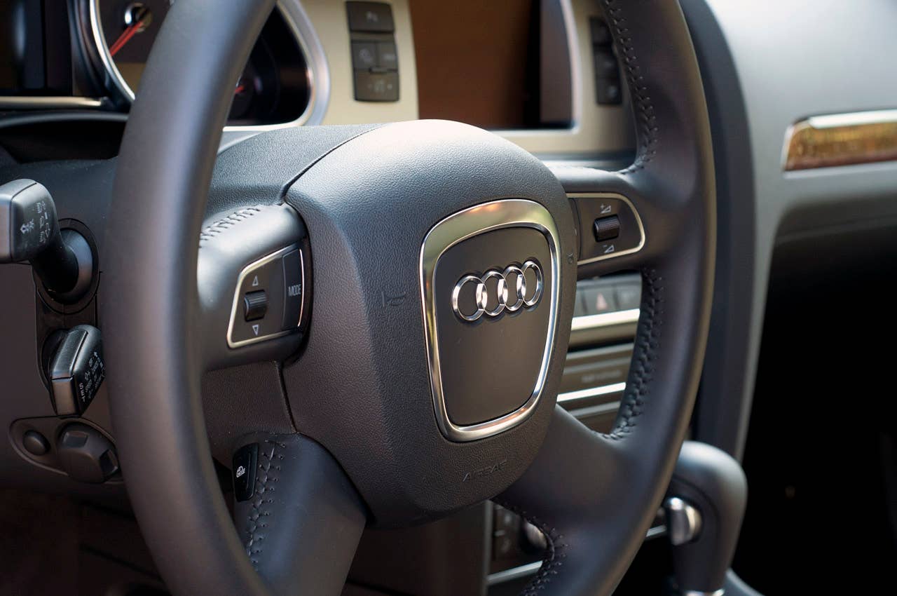 2011 Audi Q7 3.0T S line steering wheel