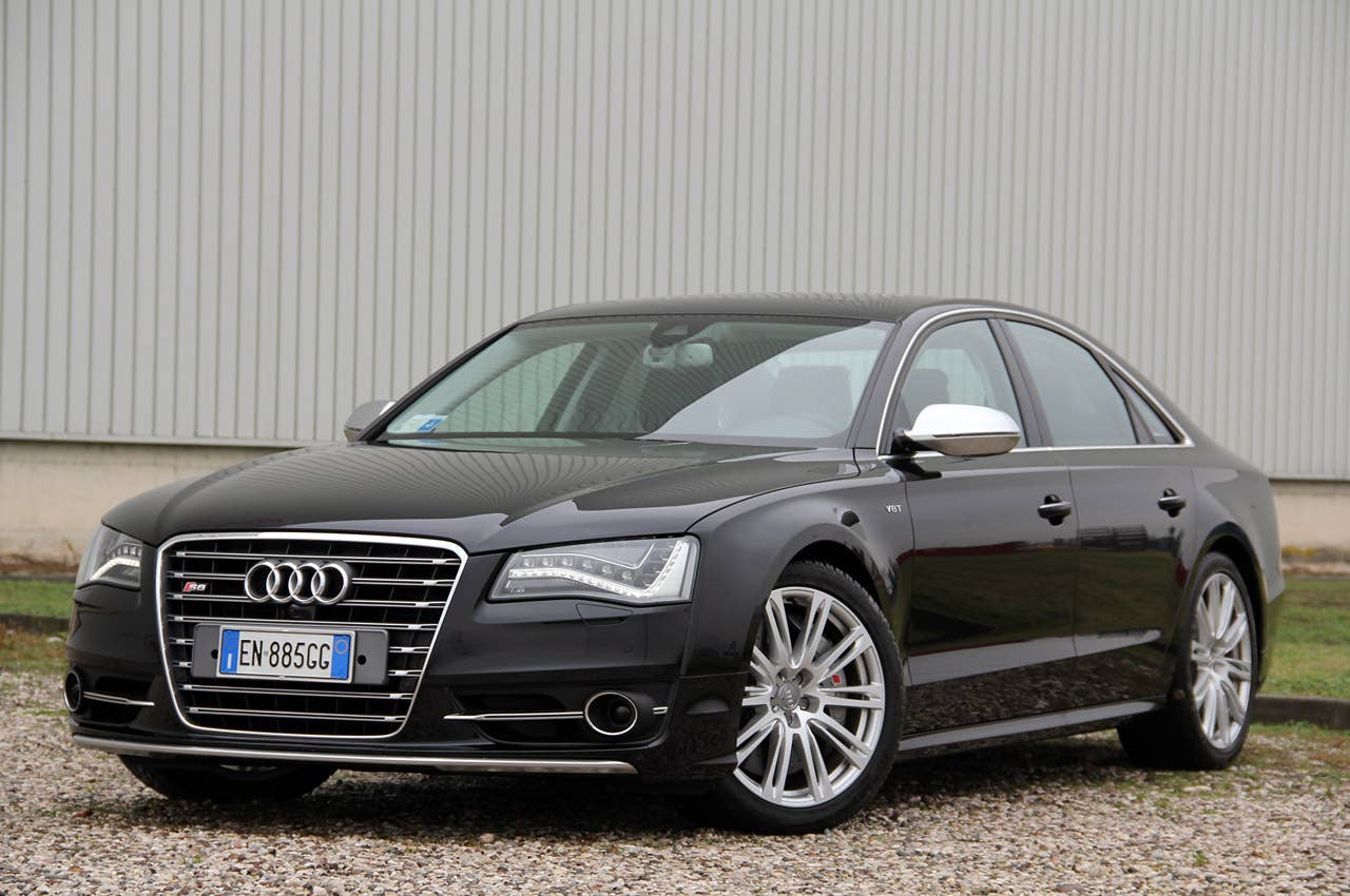 2013 Audi S8 front 3/4 view