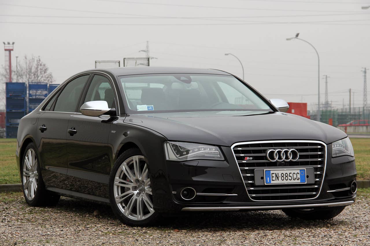2013 Audi S8 front 3/4 view