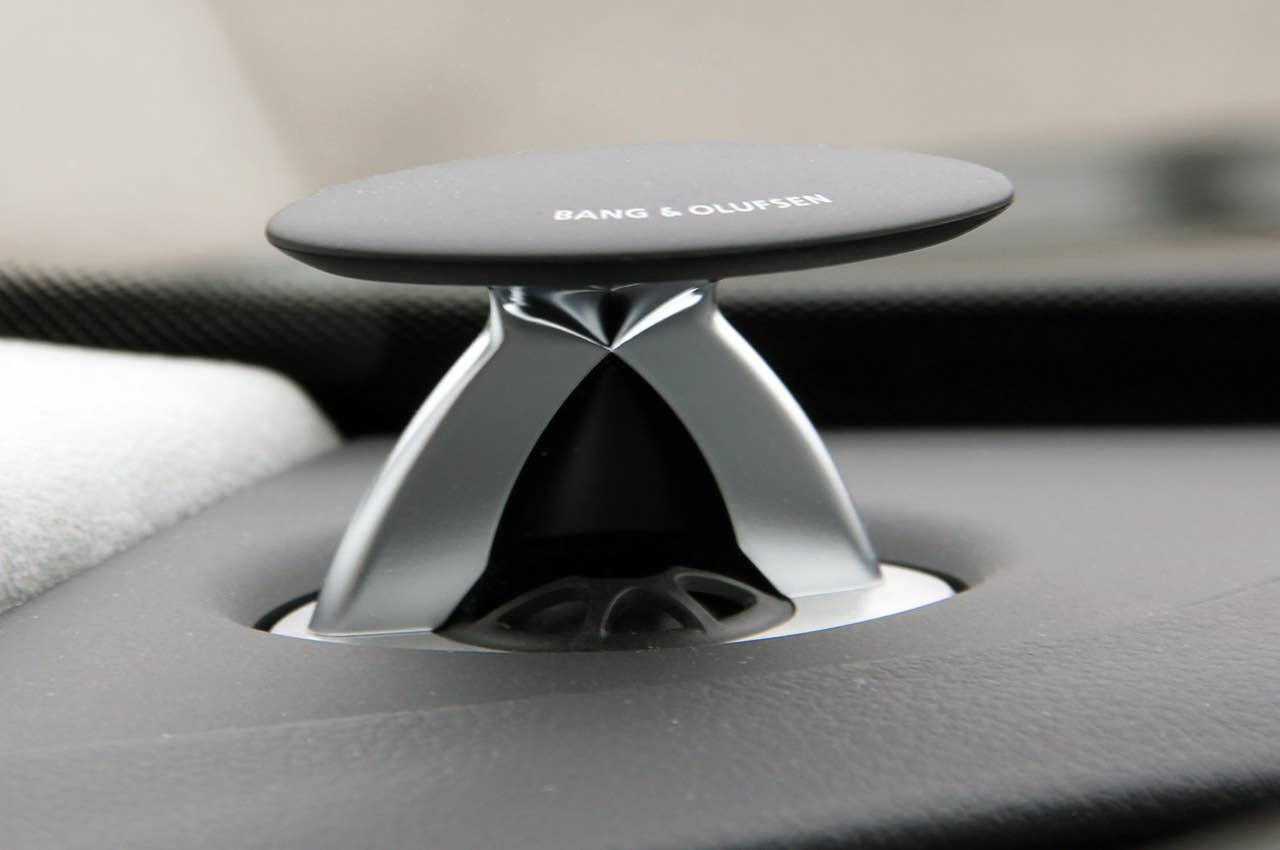 2013 Audi S8 speaker