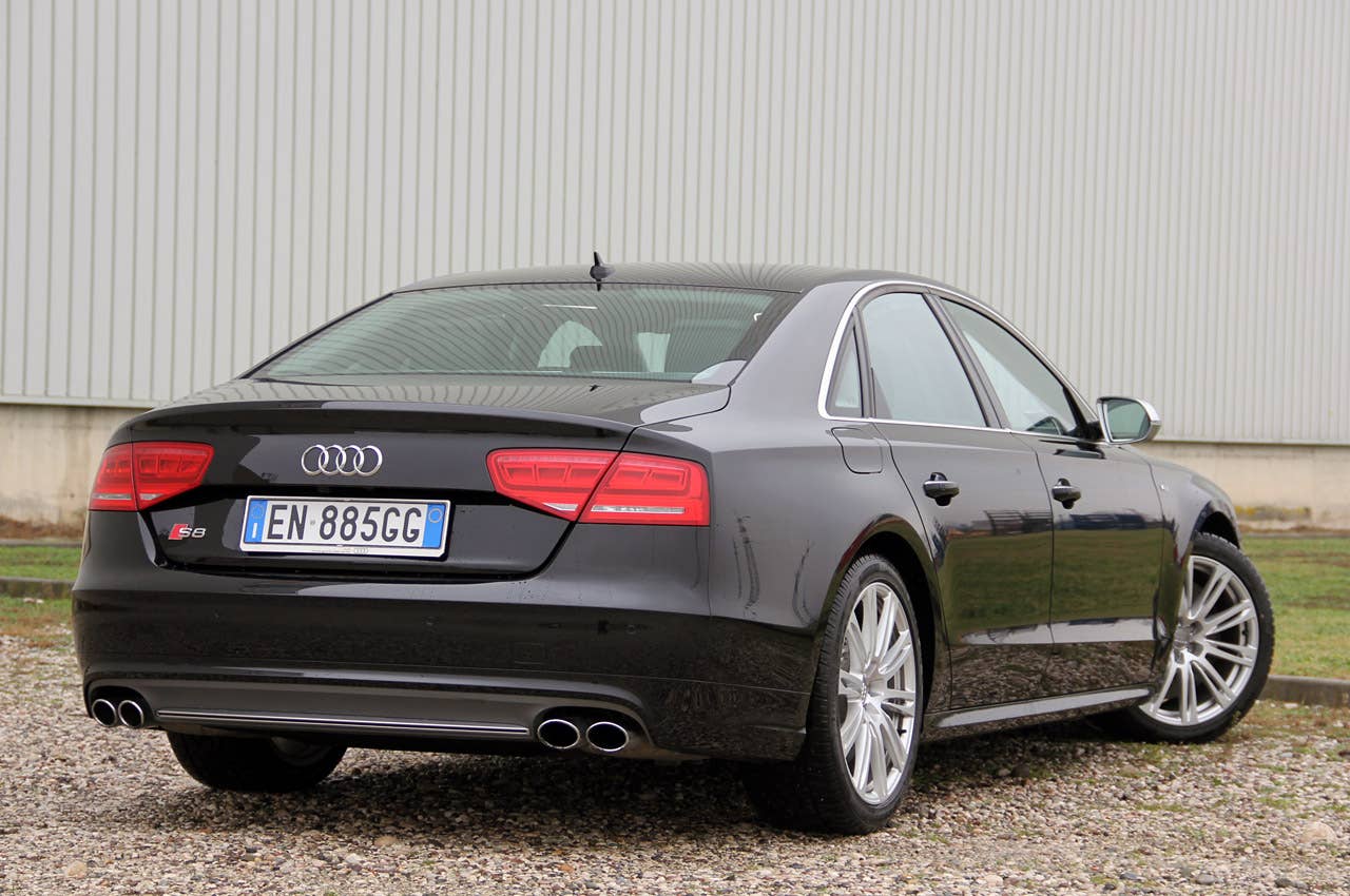 2013 Audi S8 rear 3/4 view