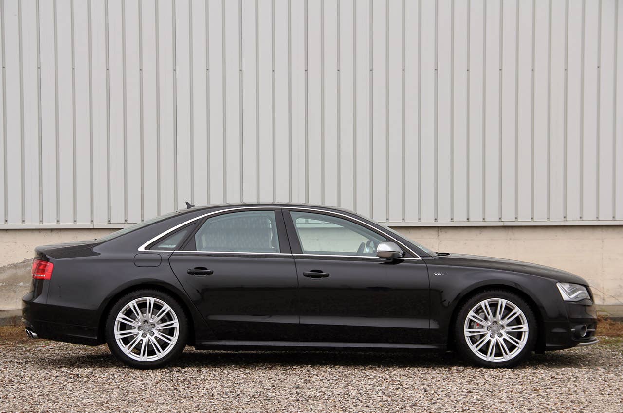 2013 Audi S8 side view