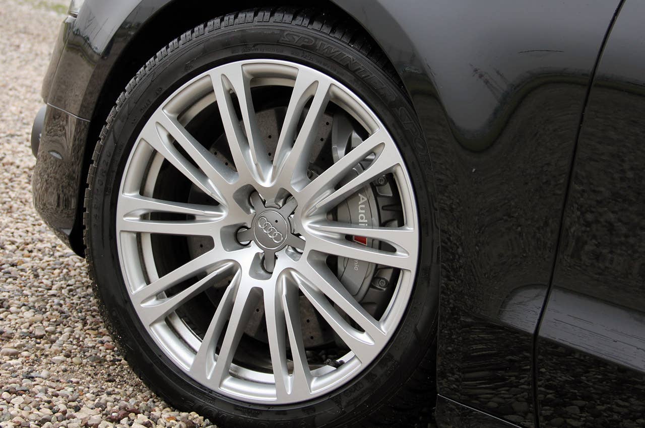 2013 Audi S8 wheel