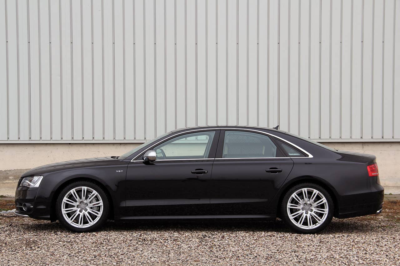 2013 Audi S8 side view