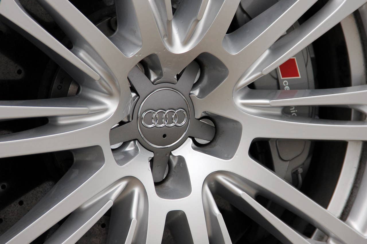 2013 Audi S8 wheel detail