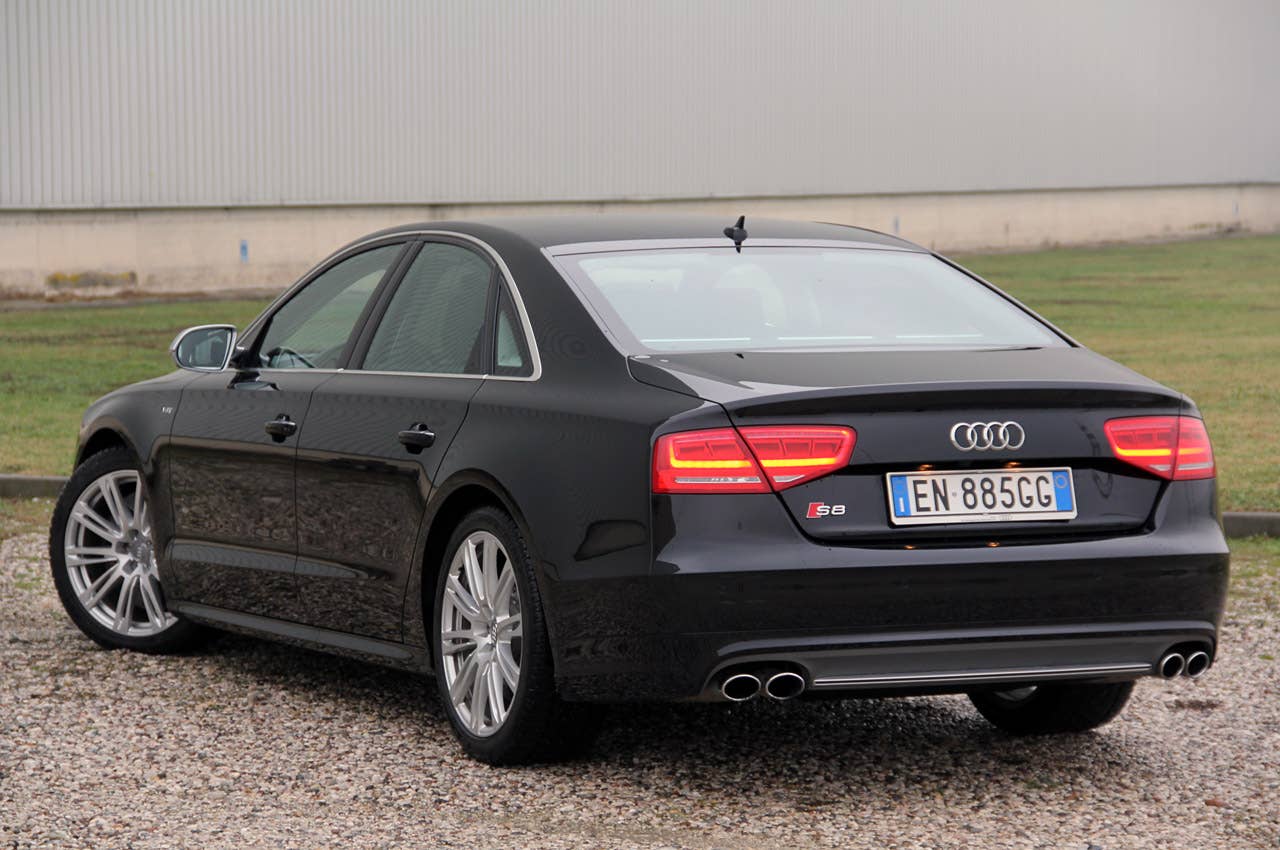 2013 Audi S8 rear 3/4 view