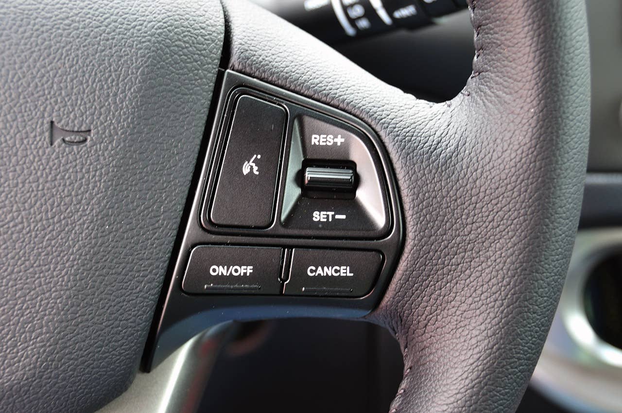 2012 Kia Rio 5-door steering wheel controls