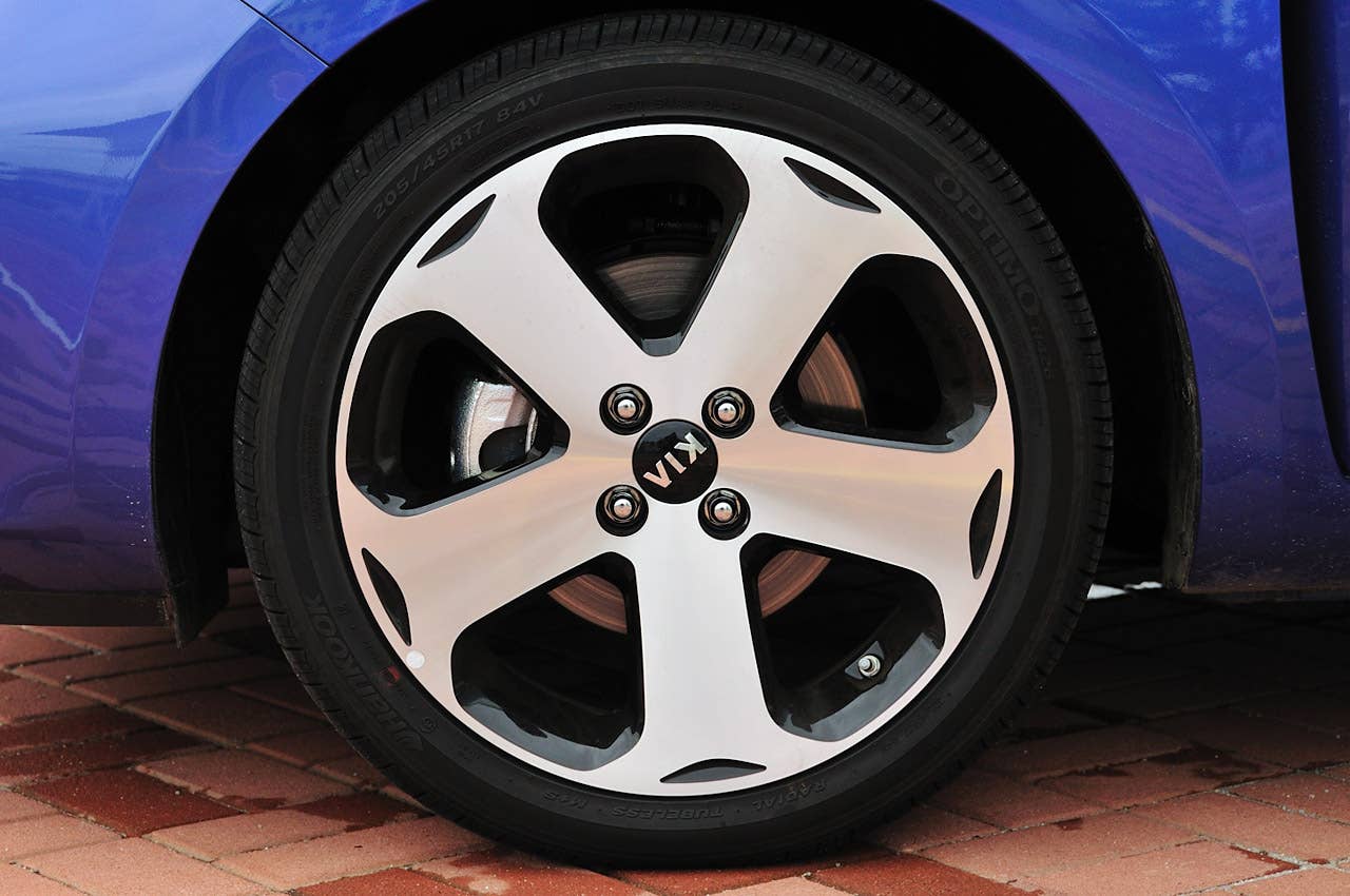 2012 Kia Rio 5-door wheel