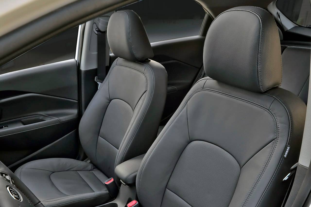2012 Kia Rio 5-door front seats