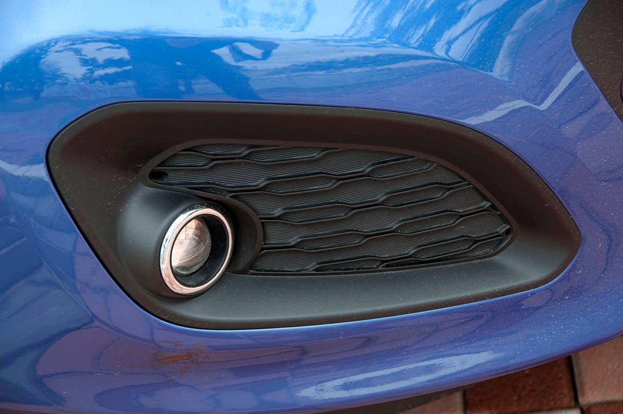 2012 Kia Rio 5-door lower grille