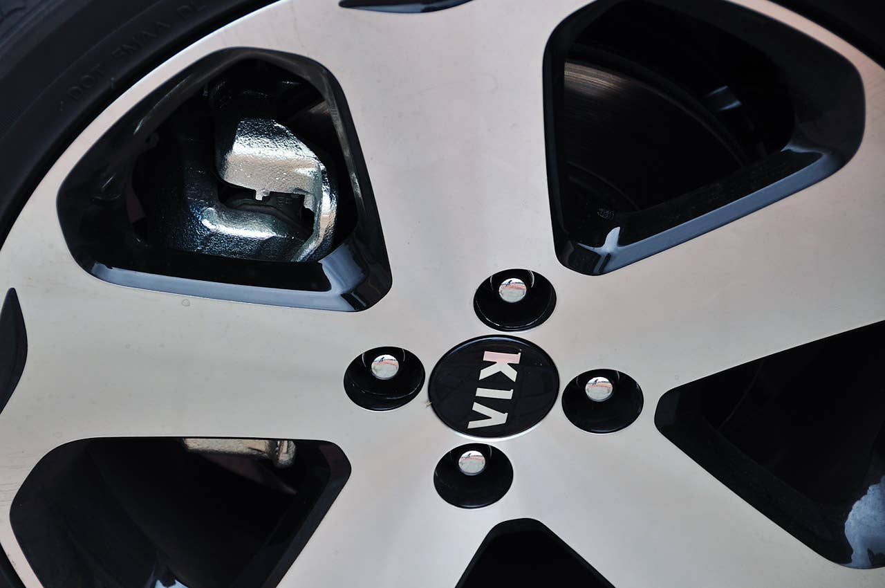 2012 Kia Rio 5-door wheel detail