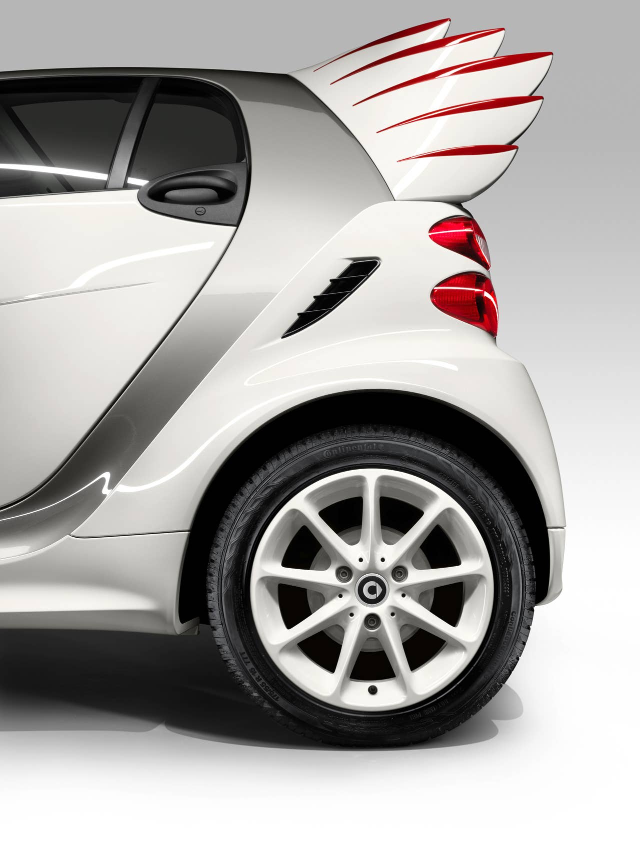 smart fortwo edition Jeremy Scott - markante Flgel am Fahrzeugheck smart fortwo edition Jeremy Scott - striking wings at the rear