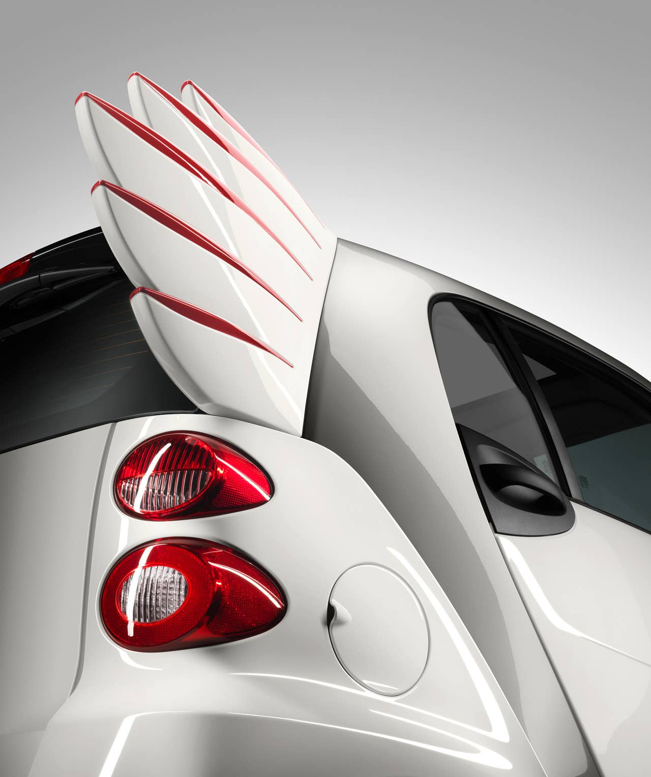 smart fortwo edition Jeremy Scott - markante Flgel am Fahrzeugheck smart fortwo edition Jeremy Scott - striking wings at the rear