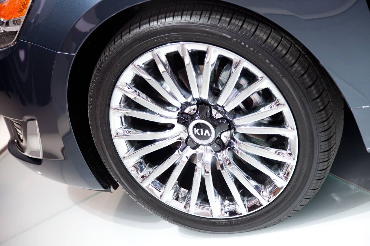 2014 Kia Cadenza wheel