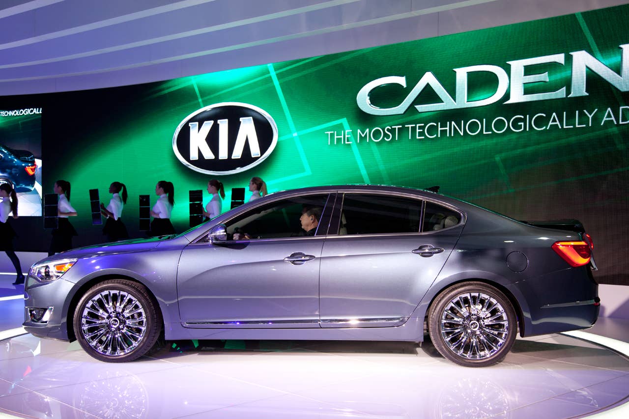 2014 Kia Cadenza side