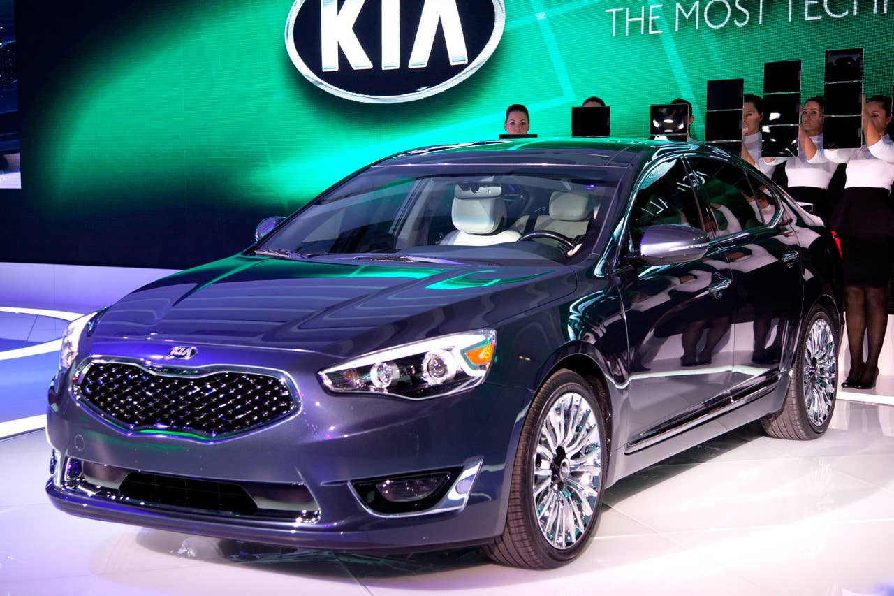 2014 Kia Cadenza front 3/4
