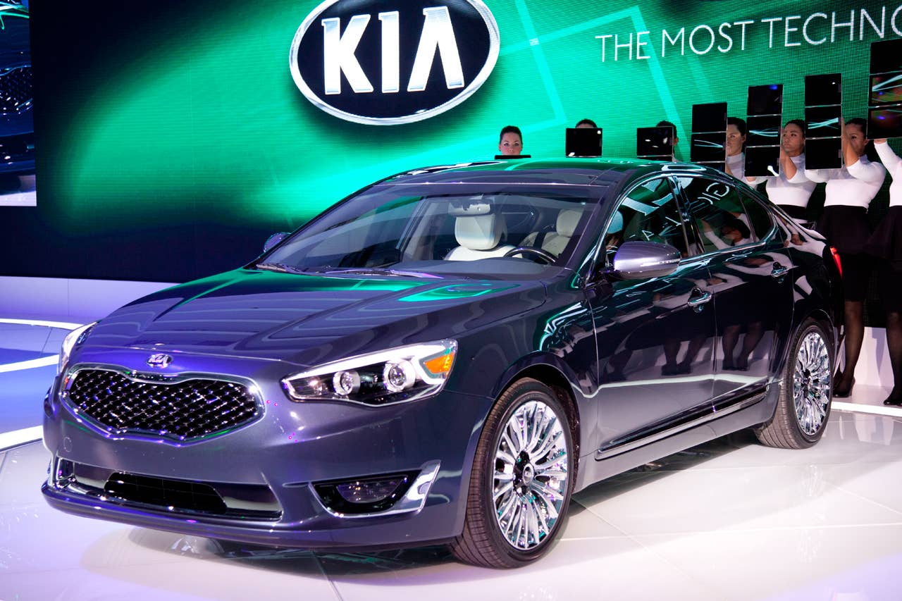 2014 Kia Cadenza front 3/4