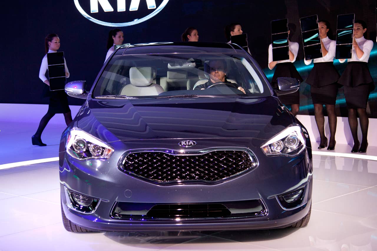 2014 Kia Cadenza front