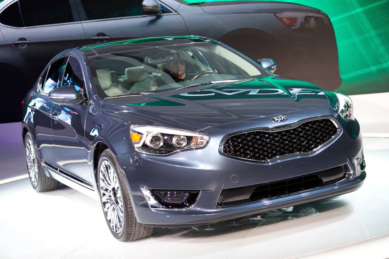 2014 Kia Cadenza front 3/4
