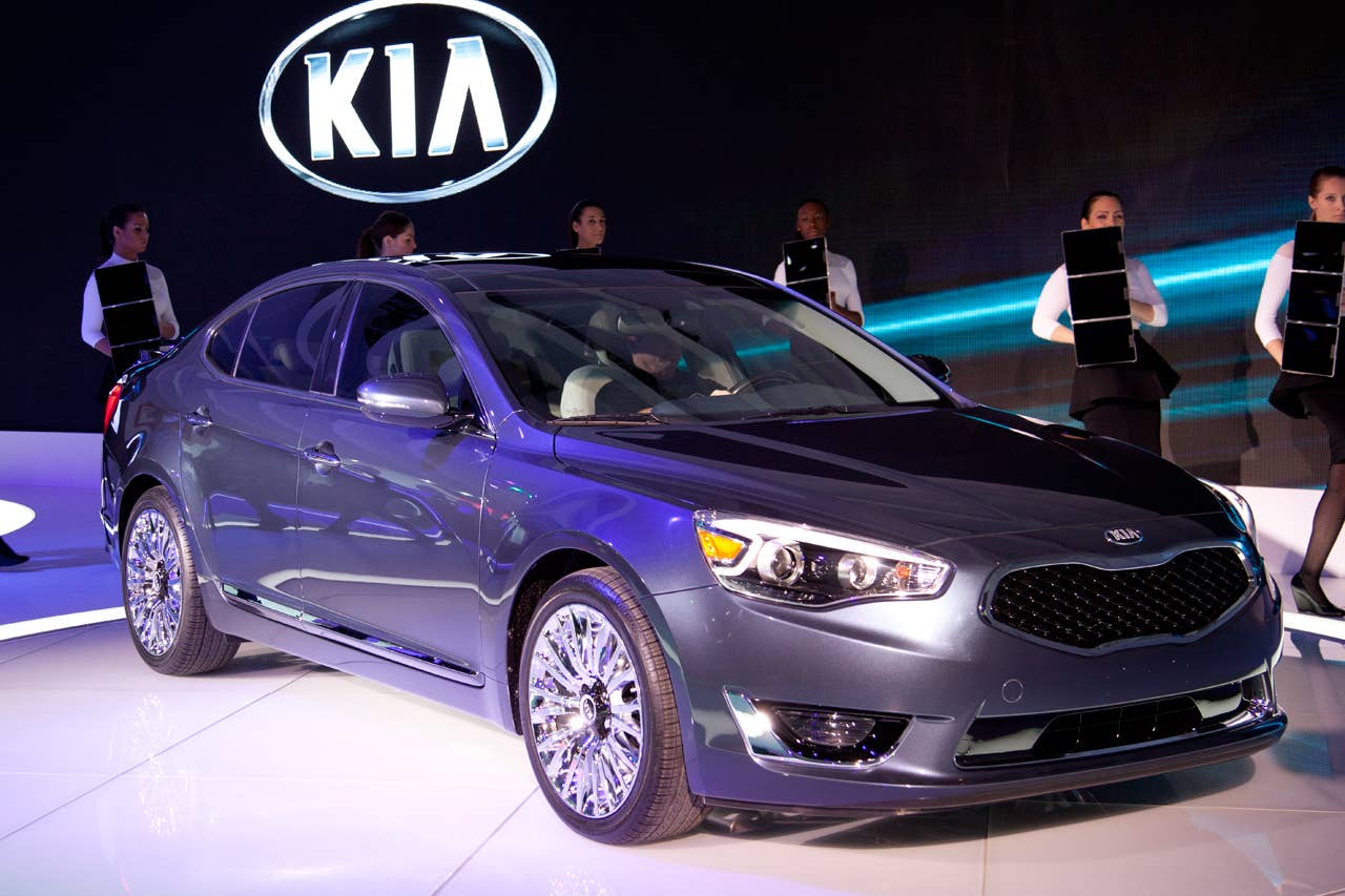 2014 Kia Cadenza front 3/4