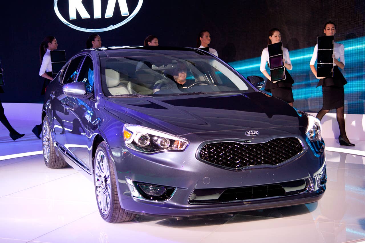 2014 Kia Cadenza front 3/4