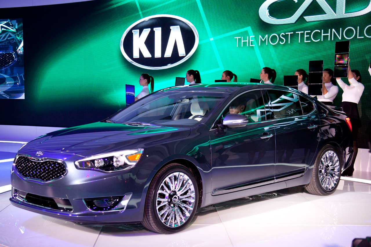 2014 Kia Cadenza front 3/4