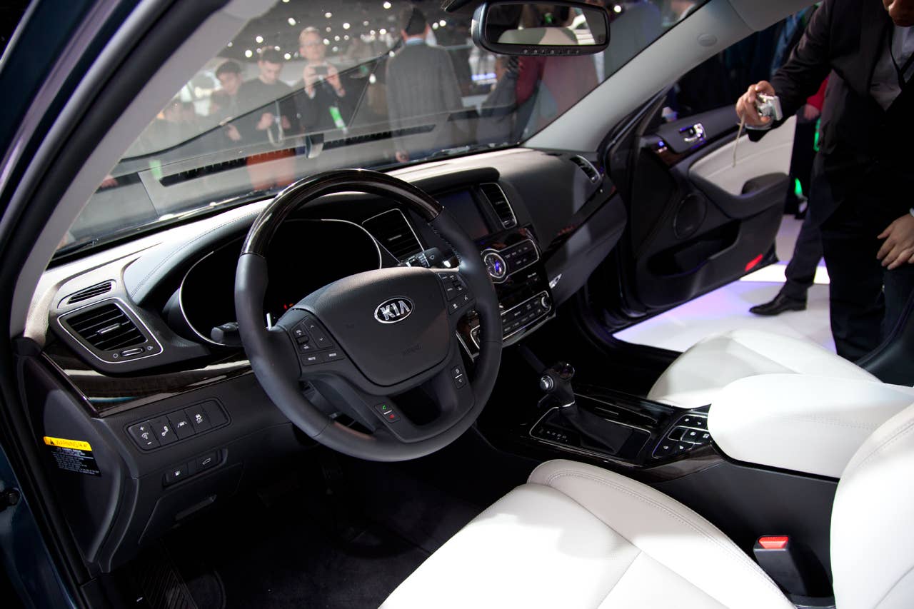 2014 Kia Cadenza interior