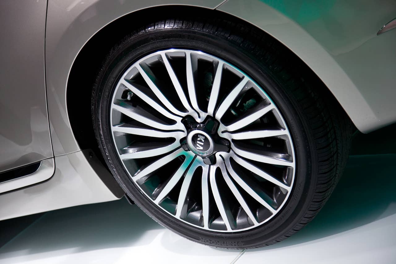 2014 Kia Cadenza wheel