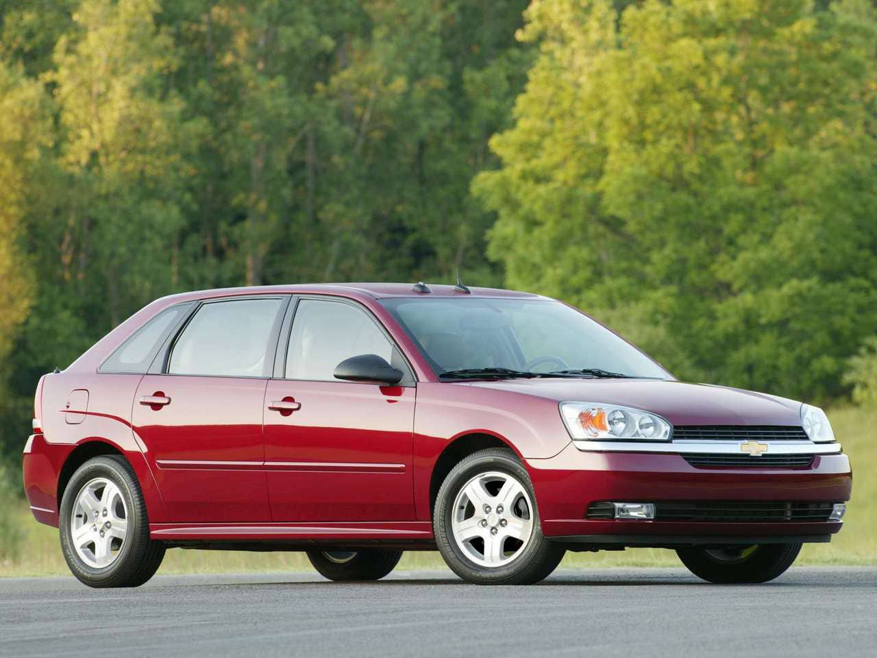 Generation 6 – 2004-2007 (2004 Malibu Maxx pictured) Malibu moved to GM’s award-winning global architecture for 2004, offering greater technology, efficiency and performance – including the return of the Malibu SS, which featured a 240-horsepower 3.9L V-6. The Malibu range also included the Malibu Maxx five-door extended sedan, which offered greater cargo room and innovations such as the ability of the rear seat to slide seven inches fore and after and reclining rear seat.