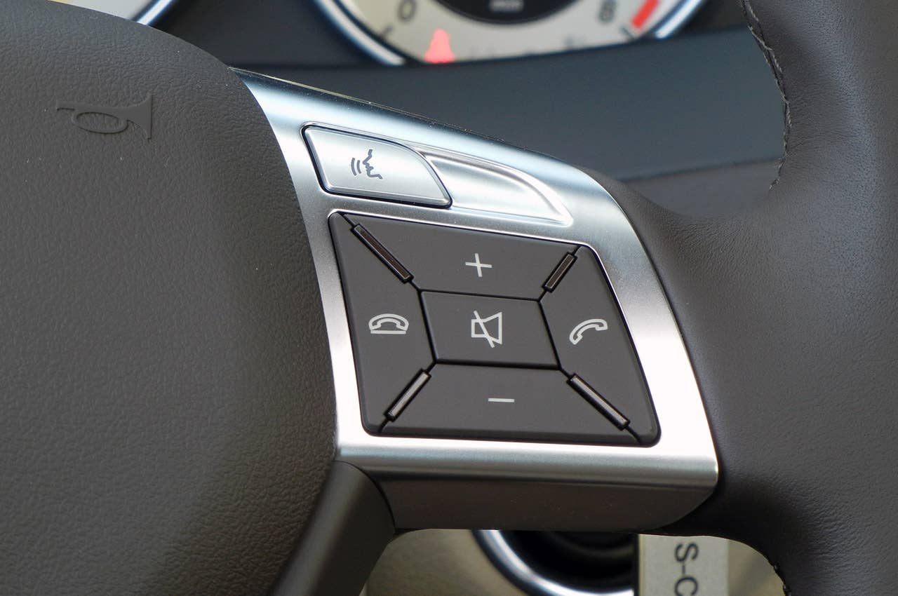 2012 Mercedes-Benz C350 Sedan steering wheel controls