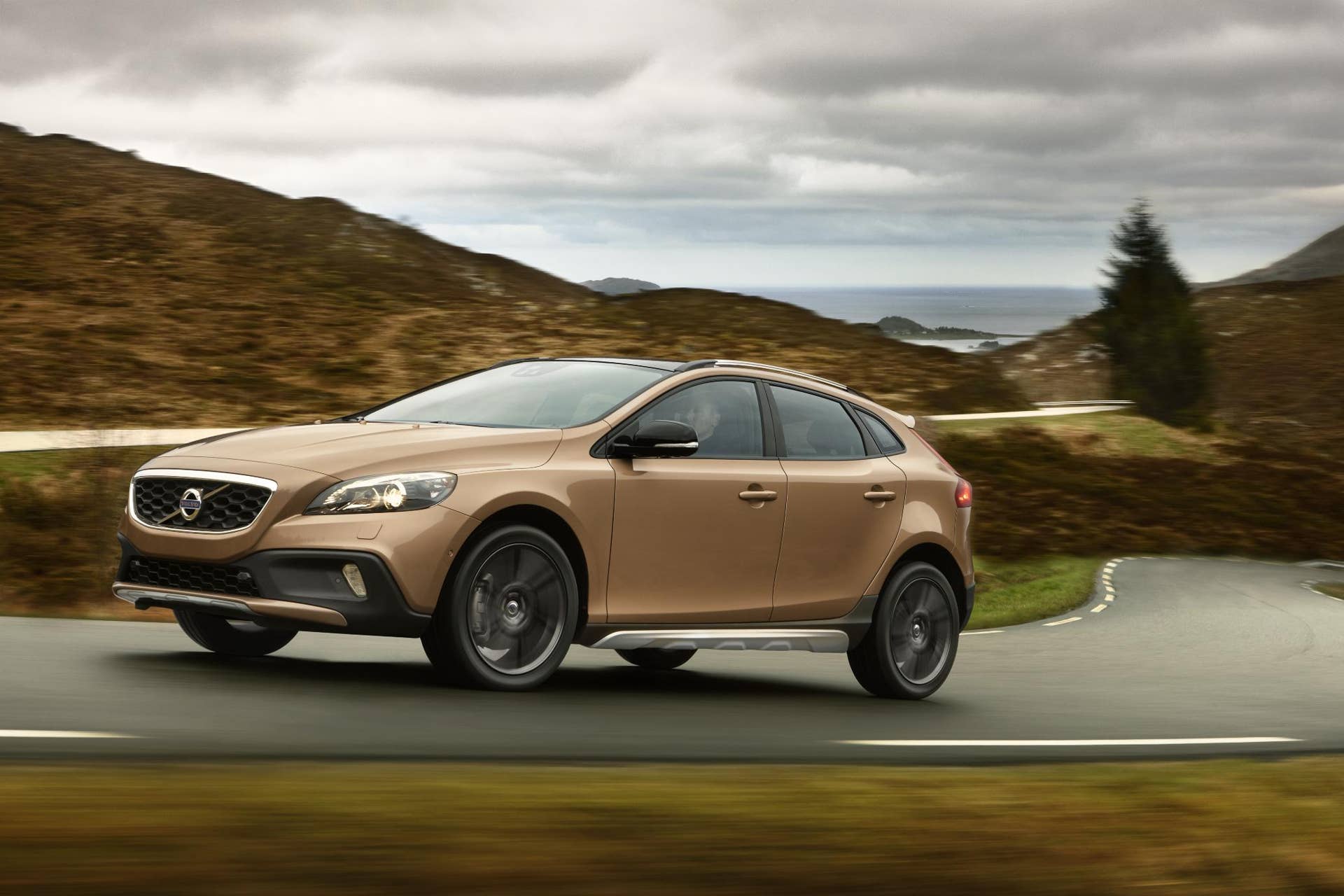Volvo lifts up new Volvo V40 Cross Country for the whole world to 