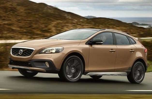 Volvo lifts up new Volvo V40 Cross Country for the whole world to