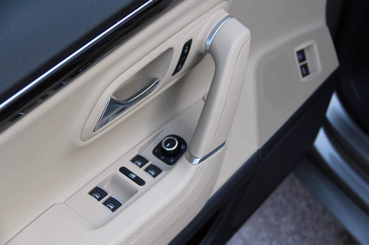 2013 Volkswagen CC door controls