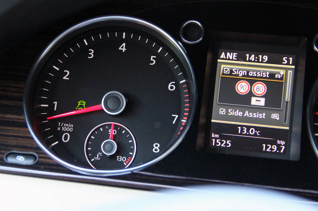 2013 Volkswagen CC tachometer