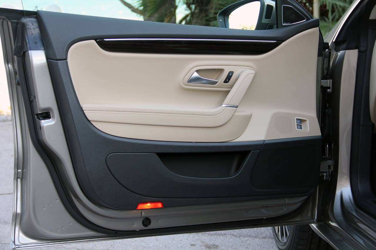 2013 Volkswagen CC door