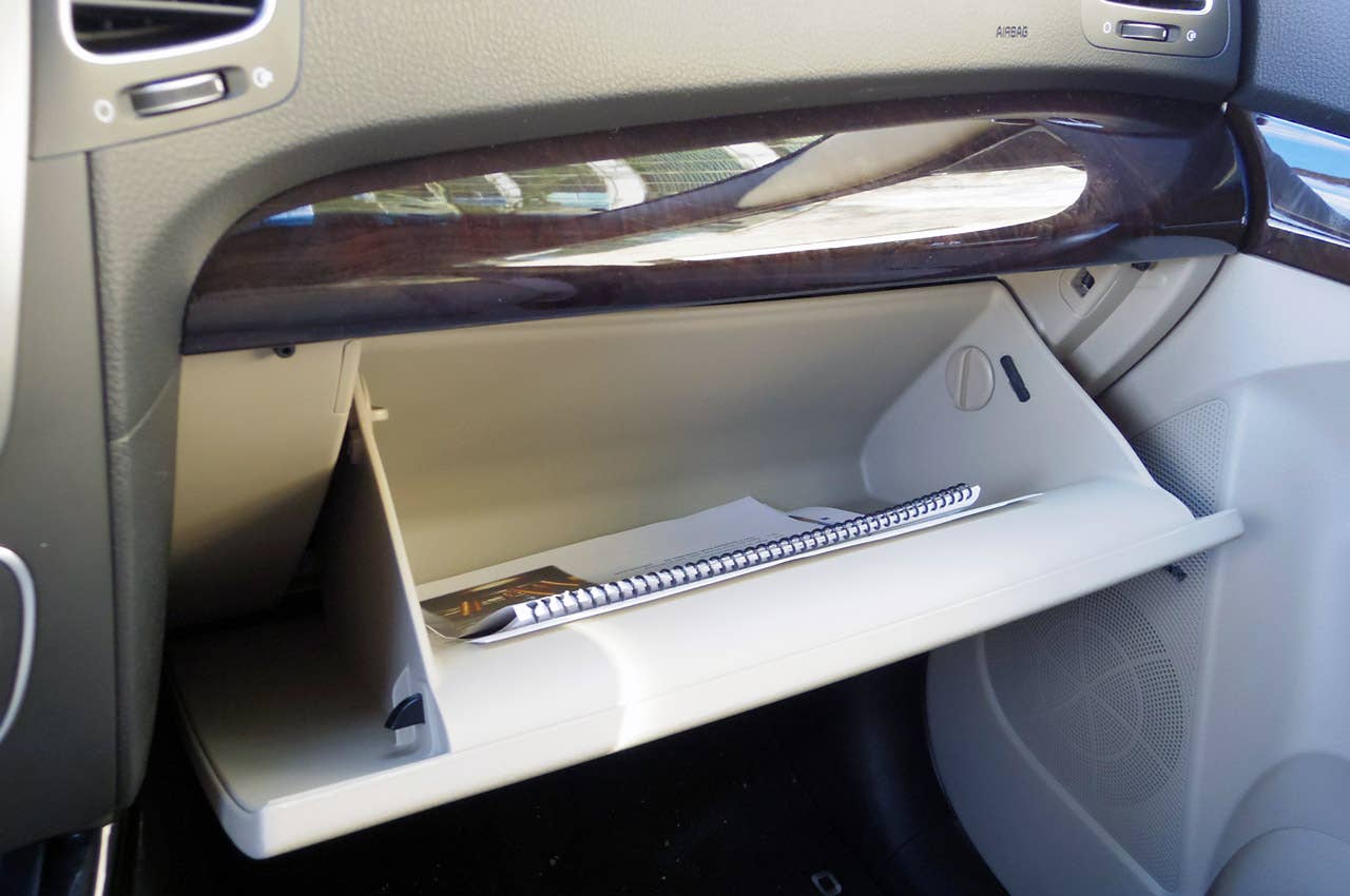 2014 Kia Sorento glove box