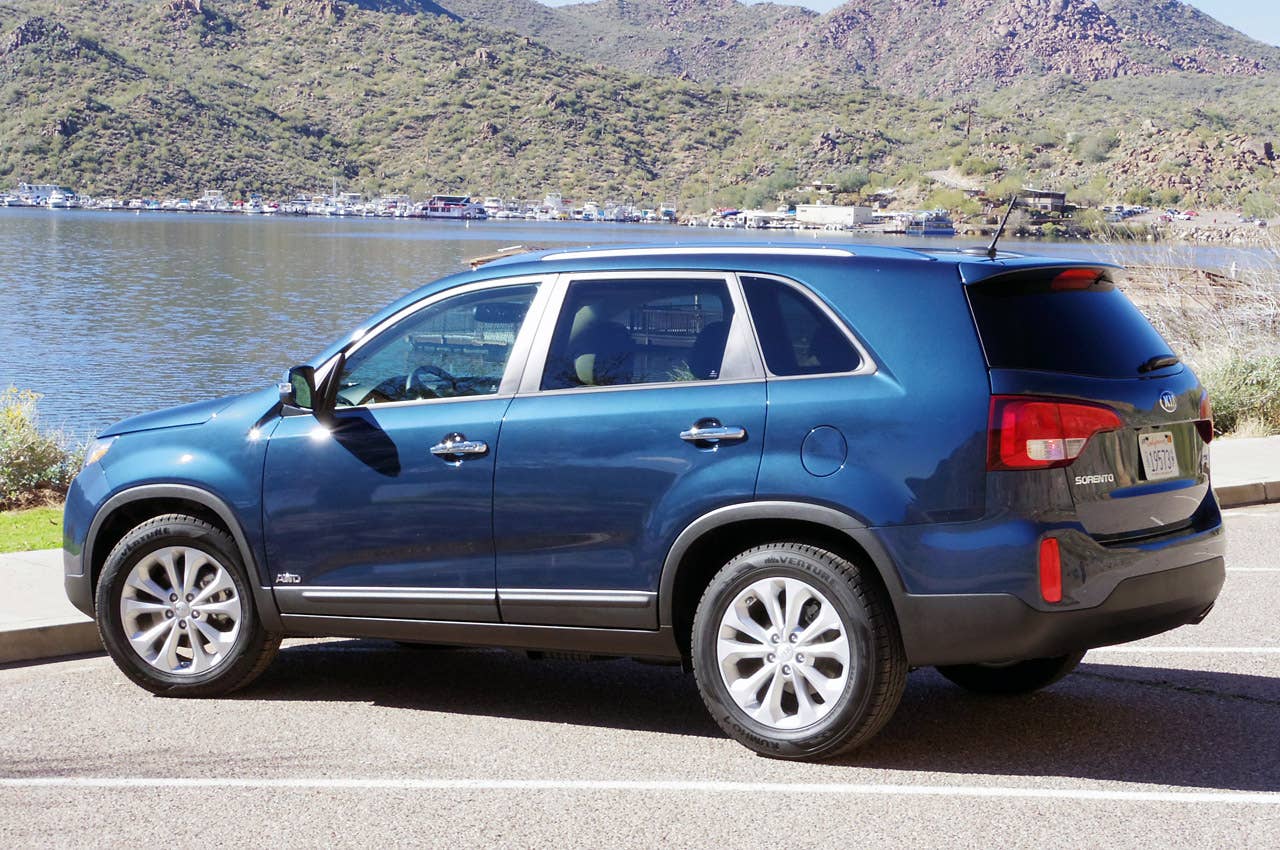 2014 Kia Sorento rear 3/4 view