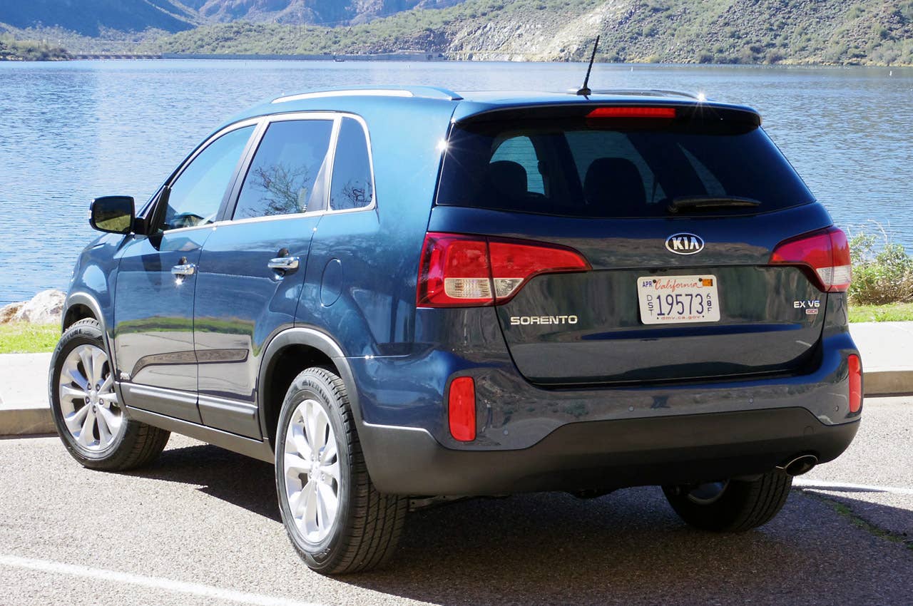 2014 Kia Sorento rear 3/4 view