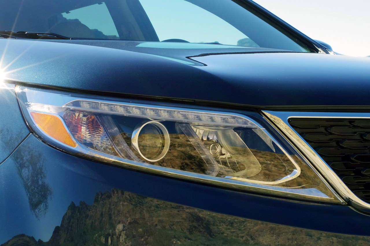2014 Kia Sorento headlight