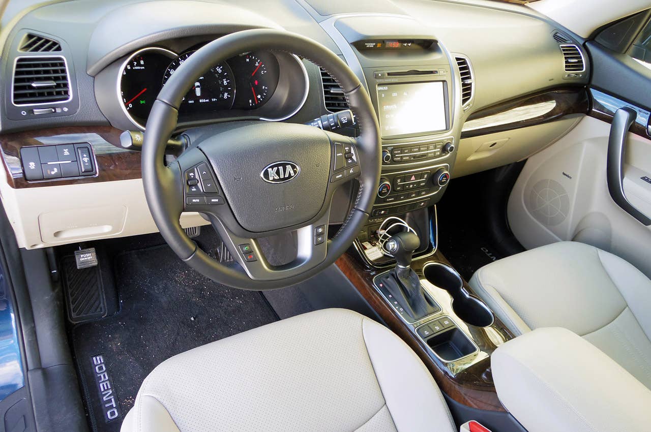 2014 Kia Sorento interior