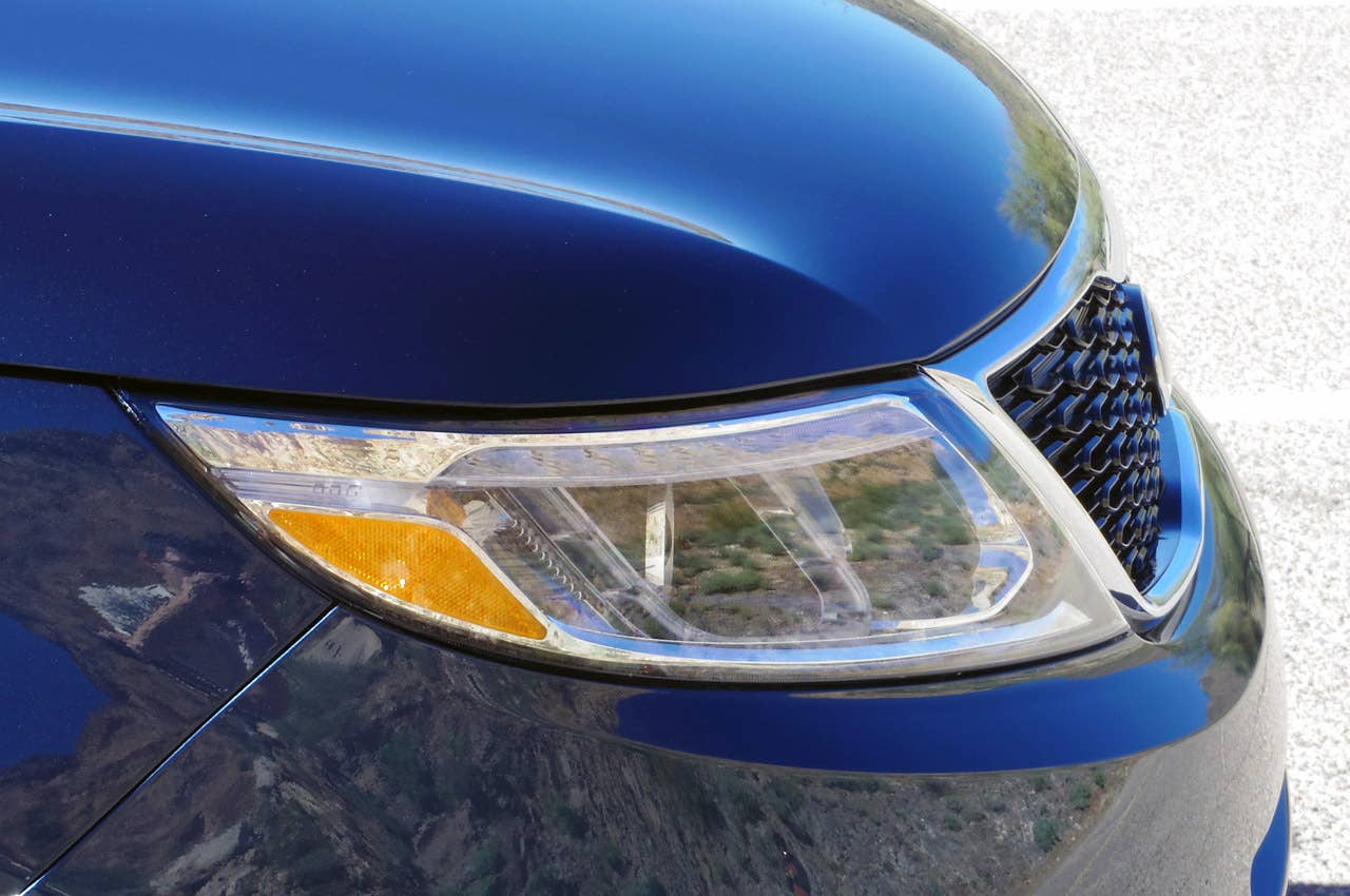 2014 Kia Sorento headlight