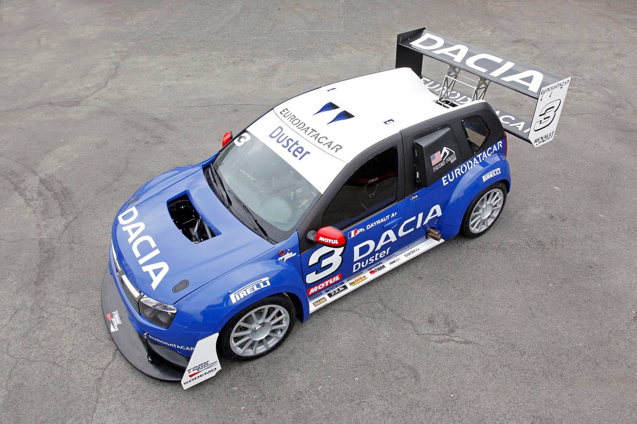 Duster DACIA, chez Tork Engineering, avec les logos des partenaires.