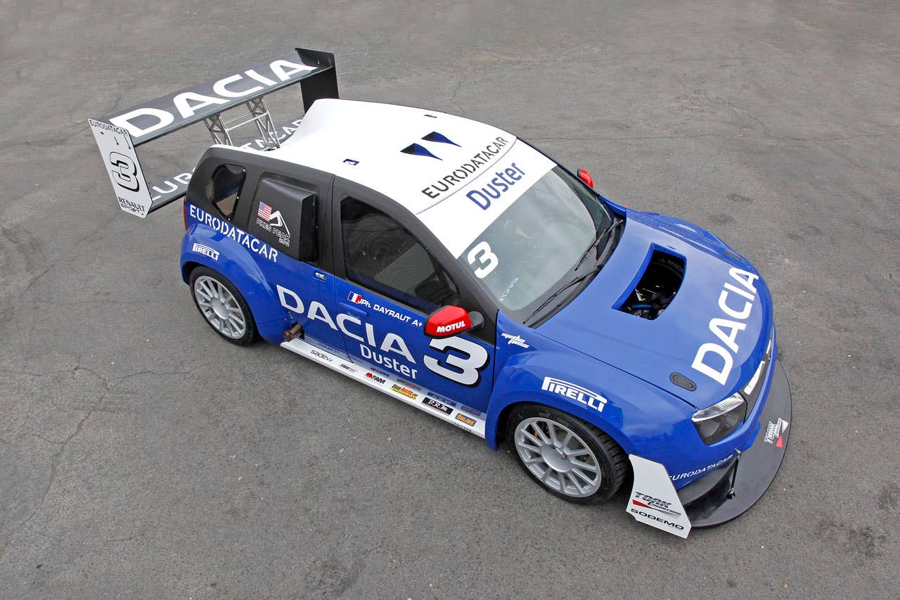 Duster DACIA, chez Tork Engineering, avec les logos des partenaires.