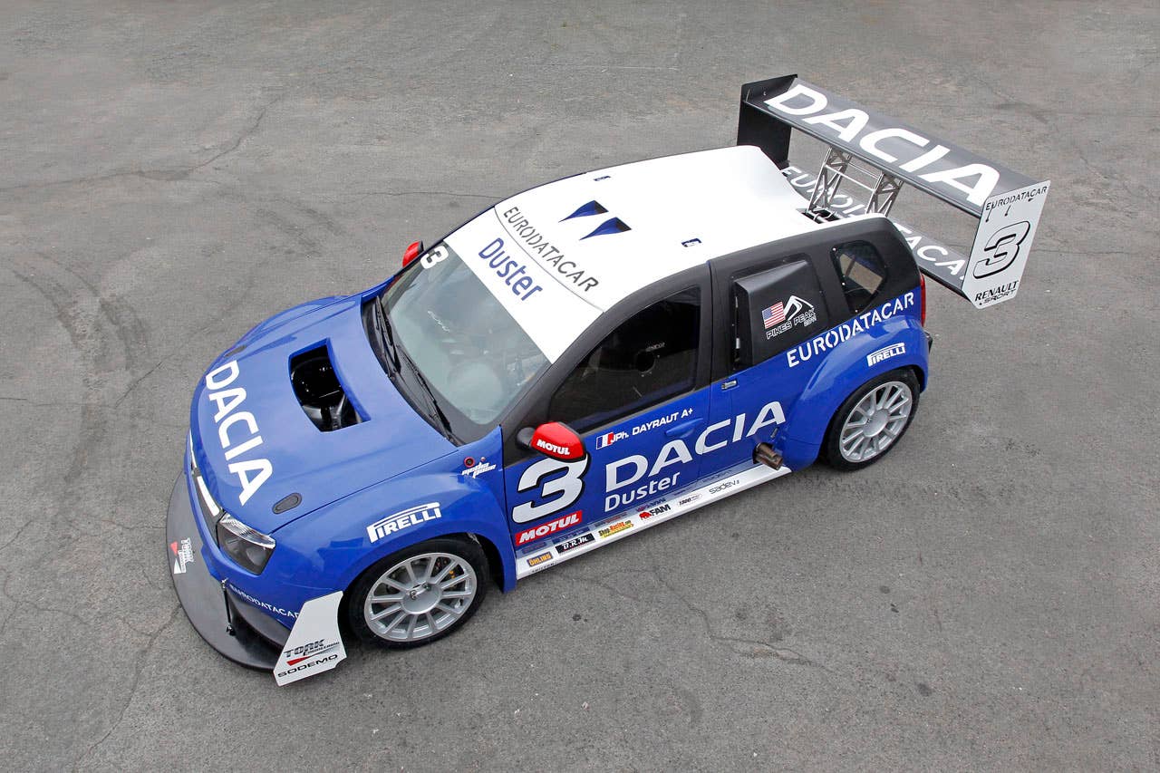 Duster DACIA, chez Tork Engineering, avec les logos des partenaires.