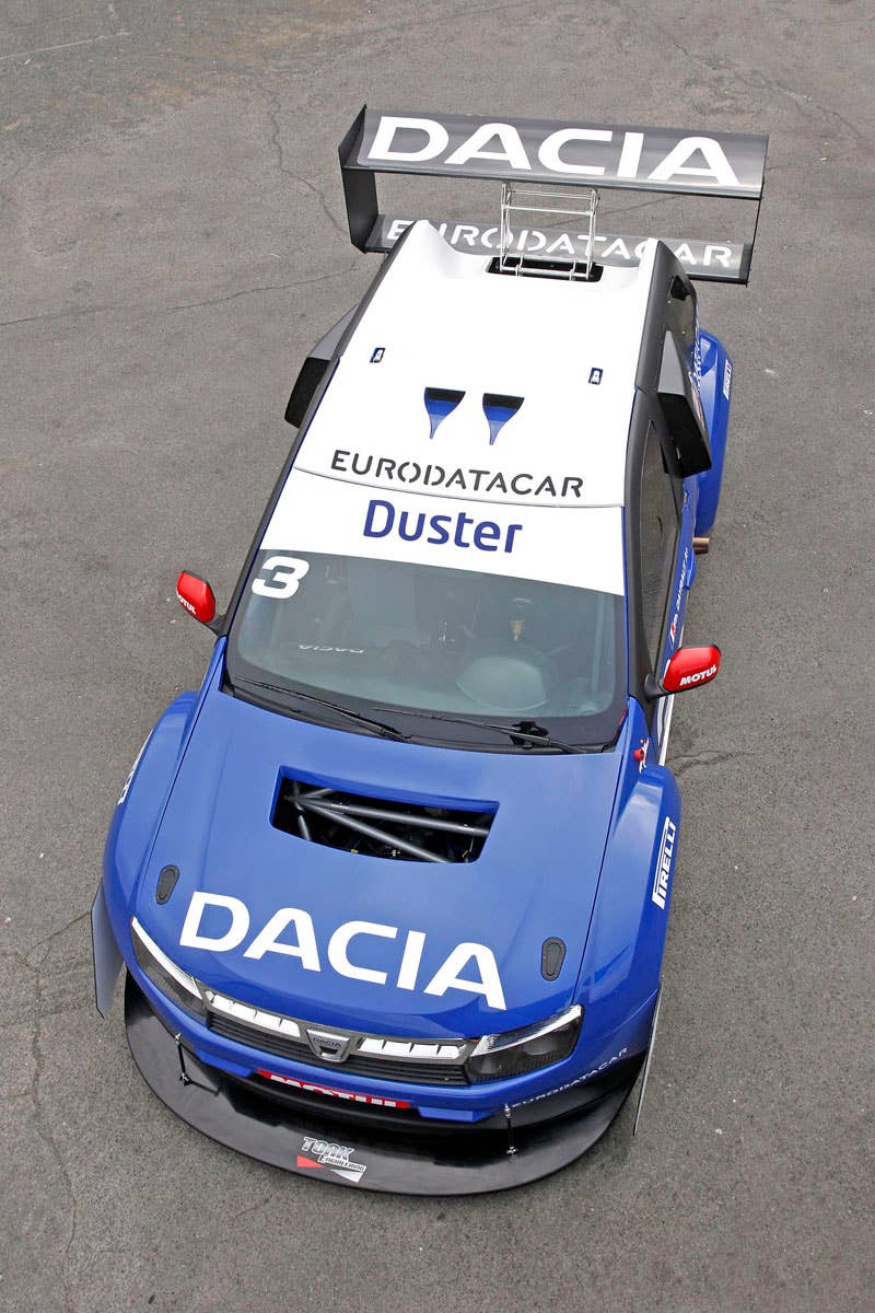 Duster DACIA, chez Tork Engineering, avec les logos des partenaires.